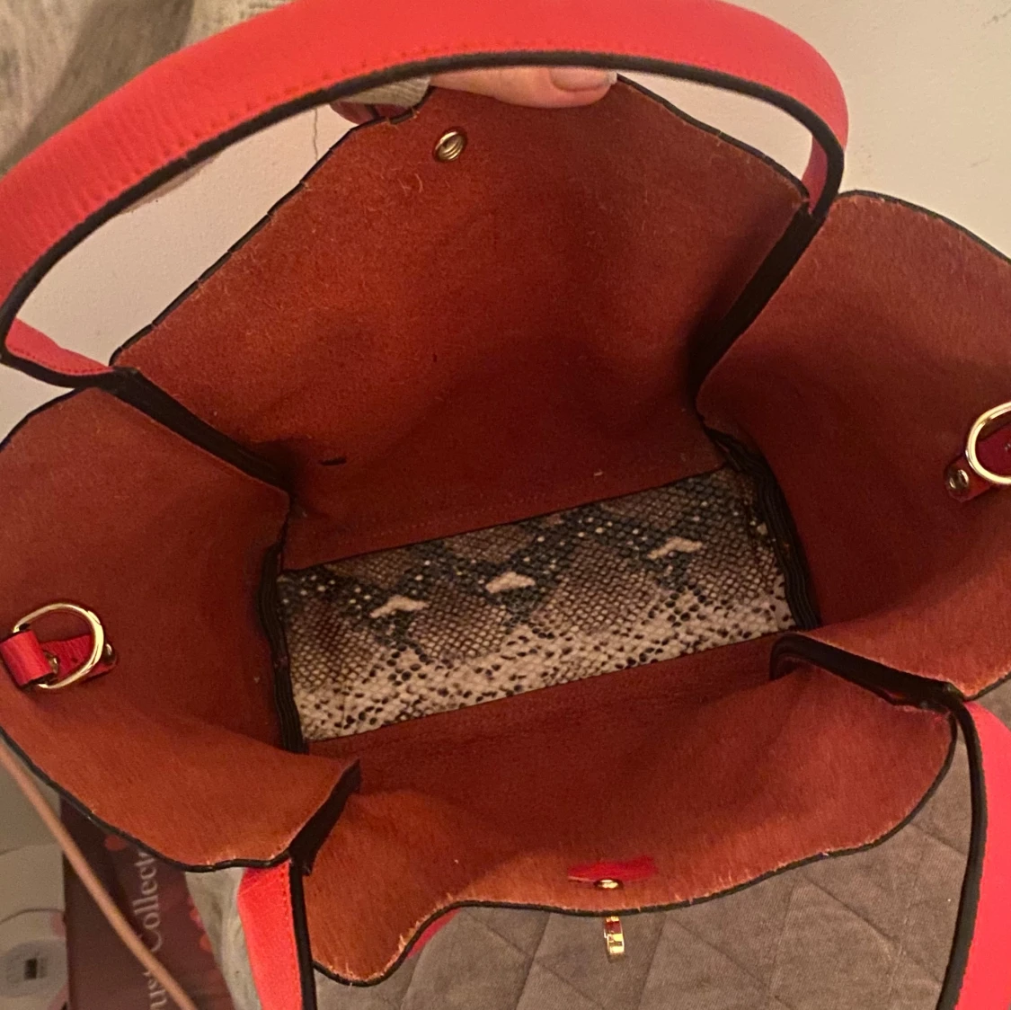 Röd handväska med gulddetalj - 90