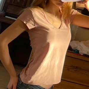 Gullig rosa t-shirt - Rosa t-shirt från Filippa K. Storlek L men passar mig som är storlek S. Inga defekter💕