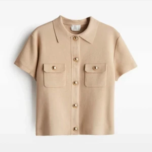 Beige kortärmad blus med knappar - Snygg beige blus med korta ärmar och stilrena knappar framtill. Använd 1 gång