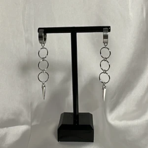 Silvriga örhängen - Egentillverkade silvriga örhängen med silver berlocker