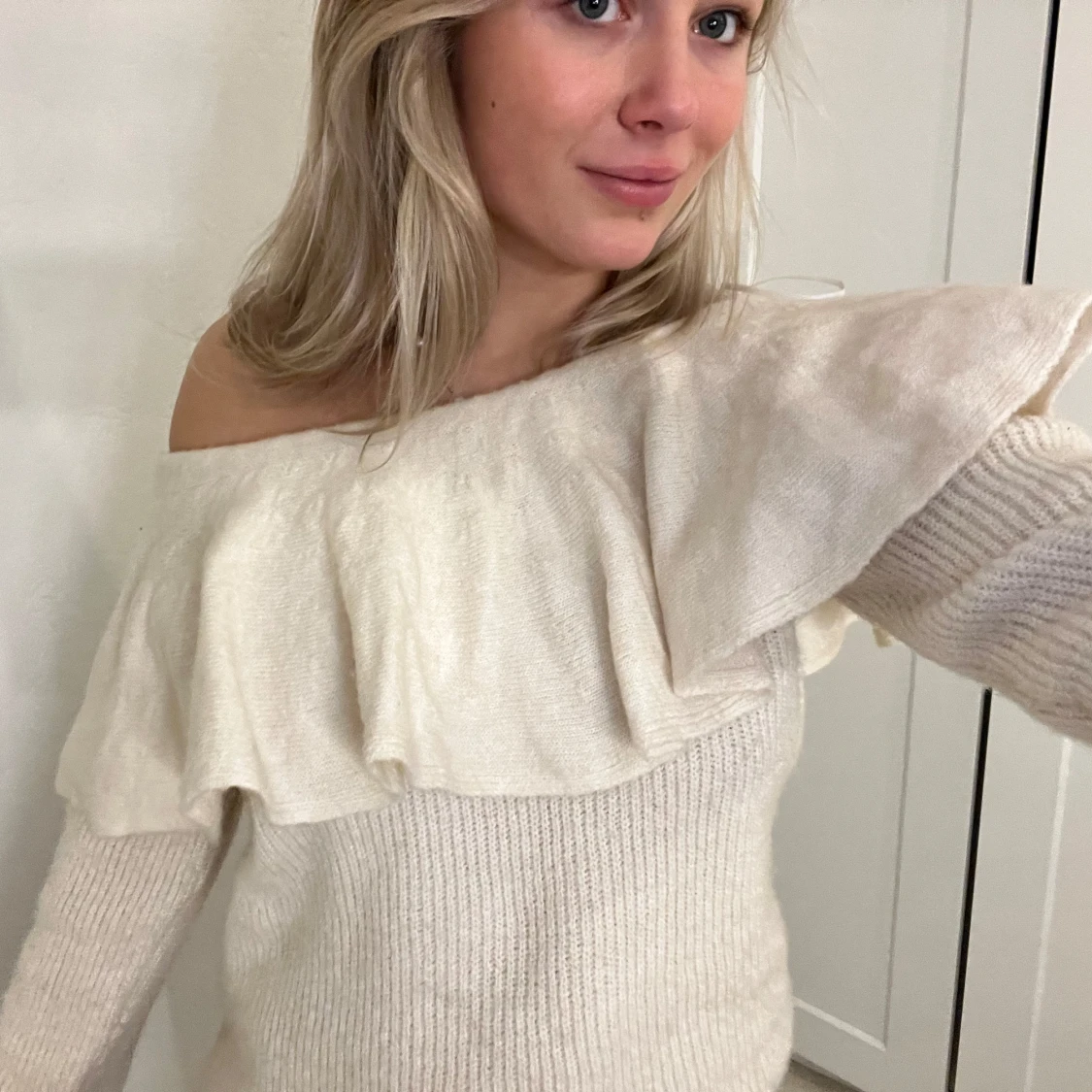 Beige offshoulder tröja med volang