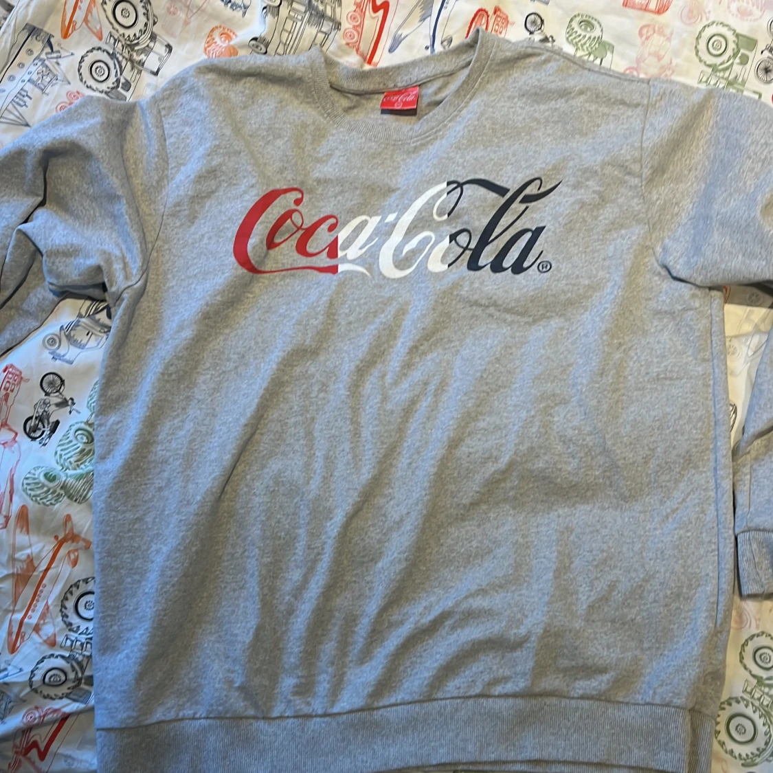 Grå sweatshirt med Coca-Cola-tryck