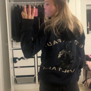 Zadig voltaire hoodie - Så himla cool zip hoodie med coolt tryck där bak!! Så perfekt till vardags och så skön😙😙🩷🩷.