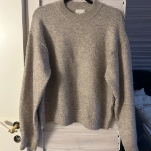 Beige stickad tröja - Mysig beige stickad tröja från hm, något nopprig vilket syns på bilden