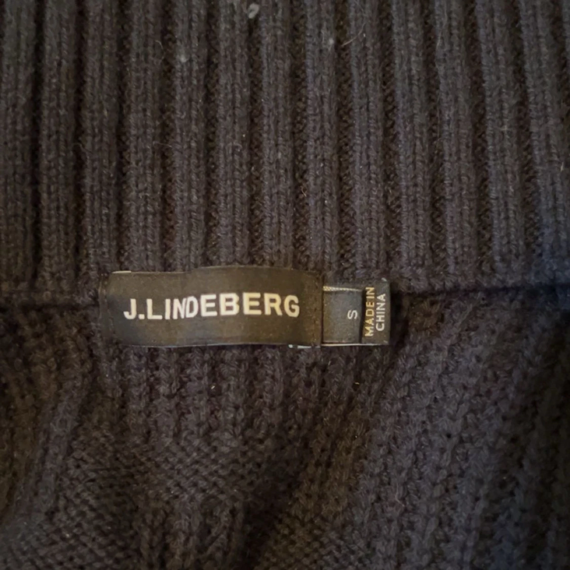 Marinblåcardigan från J.Lindeberg - 91