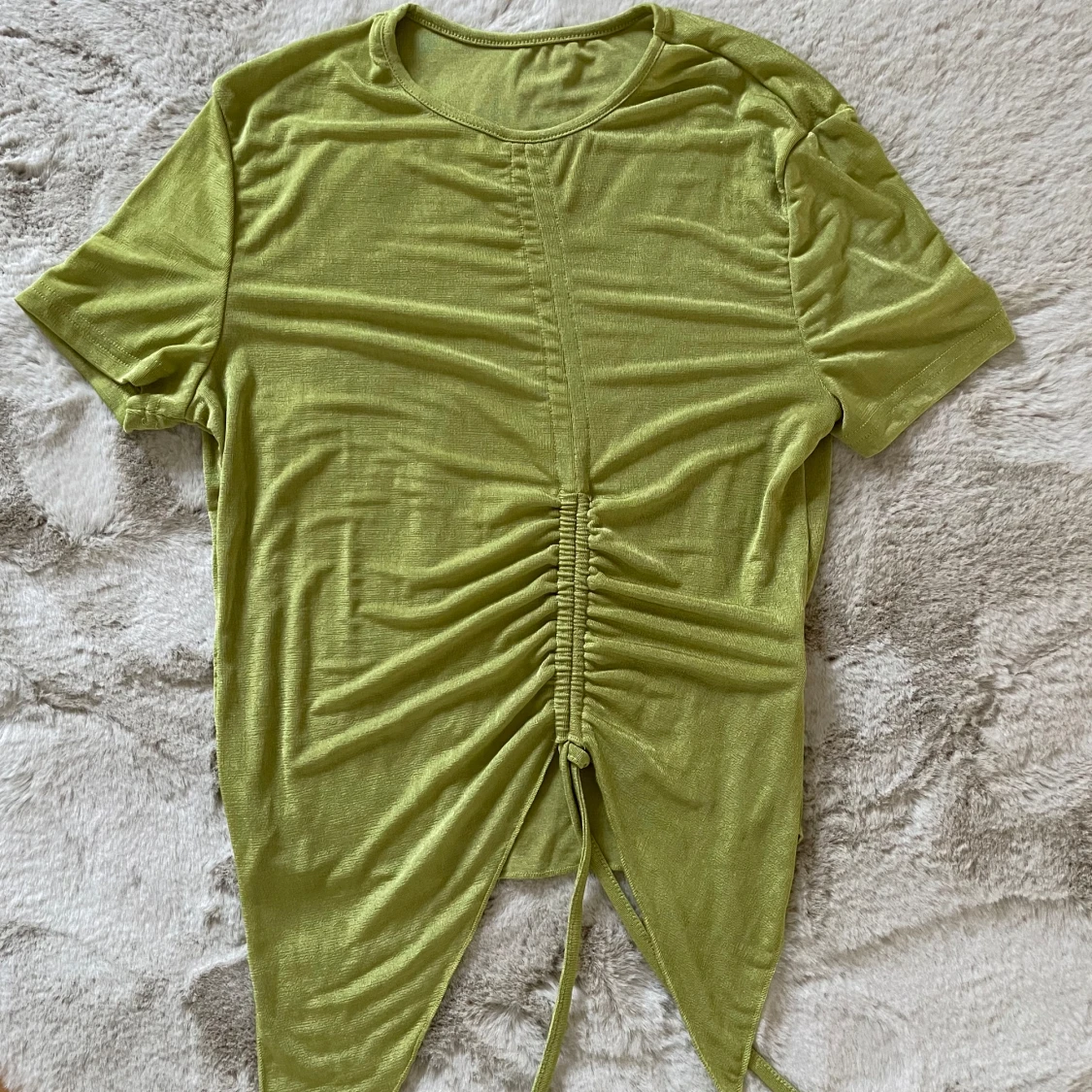 Grön kortärmad topp med snörning M/L - 92