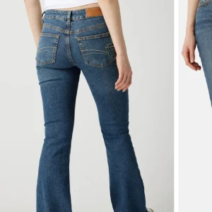Junkyard jeans - Snygga blå bootcut jeans med klassisk femficksdesign och knappgylf. Perfekta för en avslappnad stil med sneakers eller boots. Bilder från hemsidan men kom privat för egna bilder. Säljer då de blivit för små