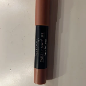 Isadora Twist-Up Matt Lips - Isadora Twist-Up Matt Lips i färgen 50 Naked. Denna läppenna har en matt finish med en satinmjuk känsla. Perfekt för en naturlig look med långvarig hållbarhet. Swatchad en gång.