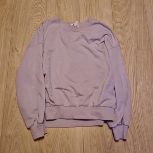 Ljuslila sweatshirt - Säljer en mysig ljuslila sweatshirt med rund hals och långa ärmar. 