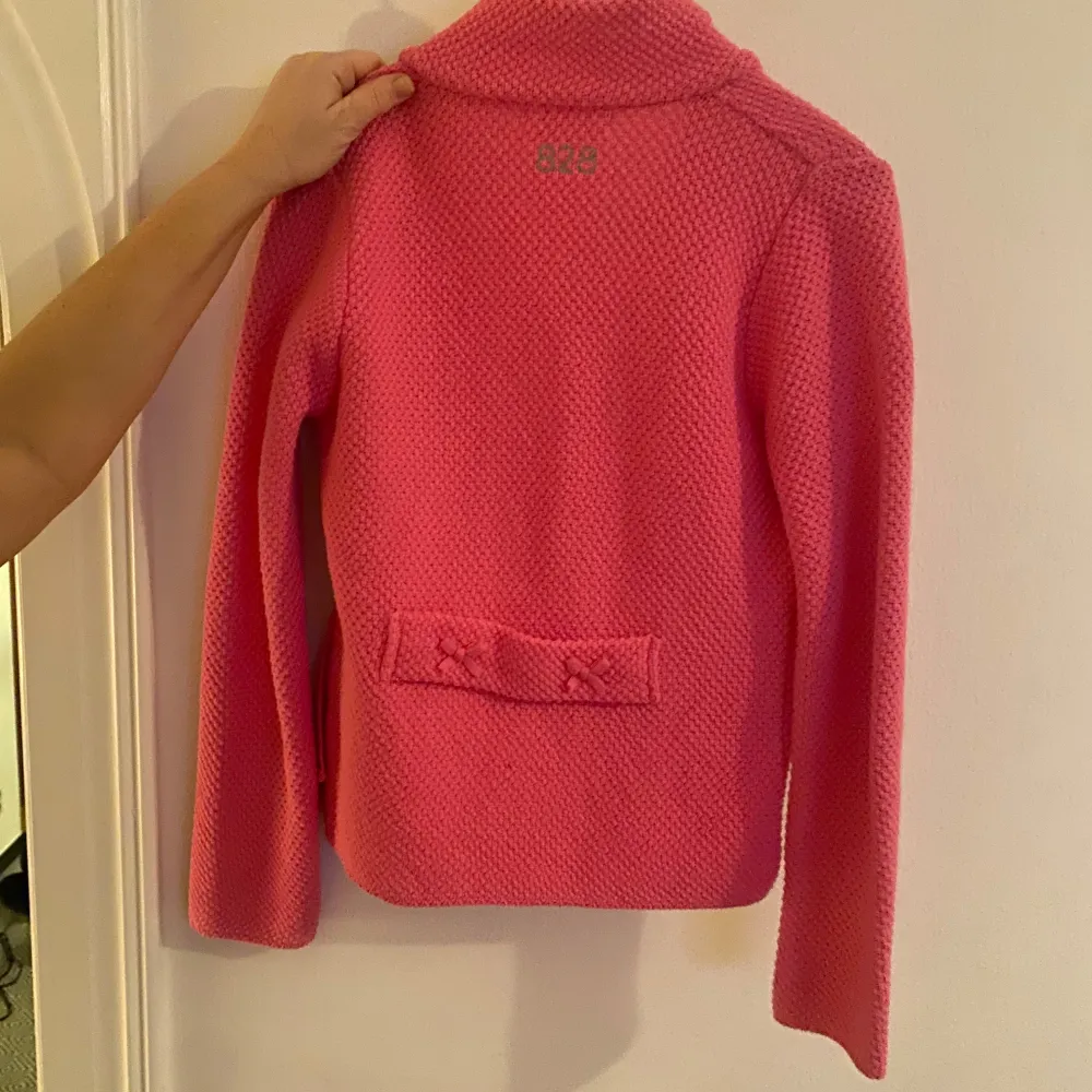 Säljer en snygg rosa stickad blus från Odd Molly. Blusen har långa ärmar och ett knytband i midjan för en fin passform. . Puserot.