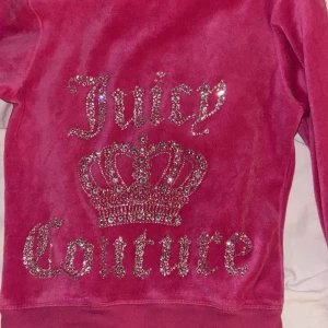 Rosa hoodie från Juicy Couture - Säljer en rosa Juicy Couture hoodie med glittrande stenar på baksidan, alla diamanter är kvar. Tröjan är bra skick och det står bara ”P” på lappen men jag skulle säga att det är storlek xs/s köpt för ungefär 1100 och säljs för 500 eftersom den är i nyskick och bara används ett fåtal gånger.❤️
