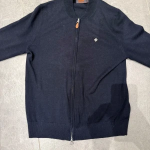 Svart kofta från Morris - | Säljer en stilren svart kofta från Morris i 100% merinoull | Skick 8.5/10 | nypris 1800 |  Storlek |