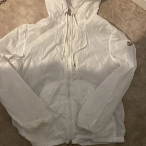 Fin o grich höst jacka/ passar med allt  - Riktigt bra skick men kedjan på högra sidan är sönder tyvärr/ säljer den pågrund av att jag vuxit ur den 😃🤩/ har bara använt några gånger men kedjan blev tyvärr trasig men går att köpa en ny kedja 