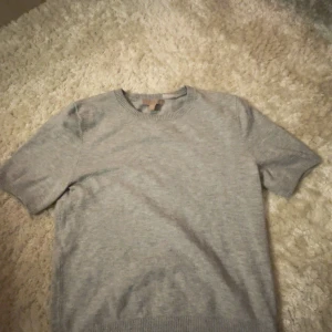 Stickad Tröja  - Stickad T-Tröja, nästan aldrig använd, väldigt fin passform