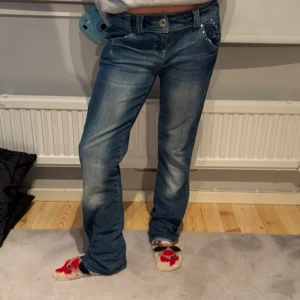 Blå jeans med detaljer - Lågmidjade jeans + flare💕