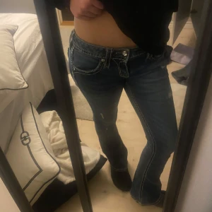 Rock revaival lågmidjade jeans - Säljer dessa sjukt snygga låg midjade jeans som jag har köpt i london. Dem är låg låg midjade och passar mig perfekt som är ca 162. Köpta för 2500 mitt pris 1500 men kan diskuteras vid snabb affär❤️
