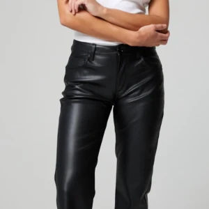 Svarta skinnbyxor - Snygga svarta skinnbyxor med hög midja och en straight passform. Säljer då de inte används längre ✨🫧