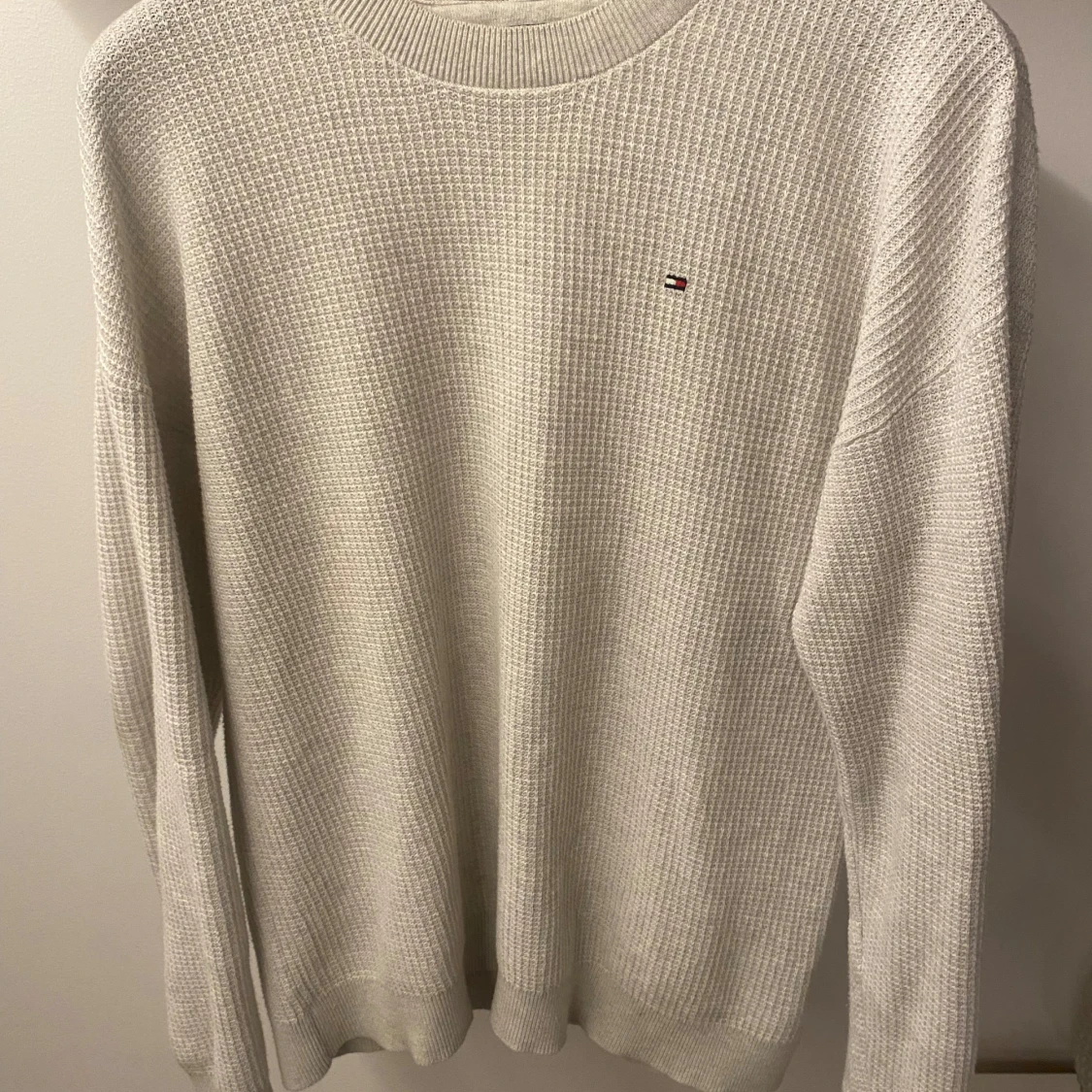 Vit stickad tröja från Tommy Hilfiger