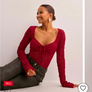 Röd spetstopp - En röd spets topp från Nelly i storlek S. Toppen är bara använd en gång. Skriv om ni vill ha egna bilder💕✨