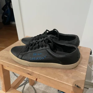 Saint Laurent/YSL skor - Säljer ett par Saint Laurent skor i bra skick förrutom lite slitage i hälen. Storleken passar 40-41 och vid frågor är det bara höra av sig.