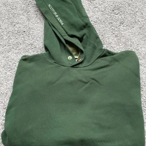 Scotch soda hoodie - En riktigt snygg scotch soda hoodie. Skick 7/10 använd men inga defekter eller liknande! Skriv vid minsta fundering! Mvh Lysekilsgarderoben 