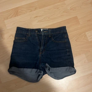 Fina jeansshorts  - Fina jeansshorts med högmidja🥰 Vej ej strl men skulle säga ungefär xs kan skicka mått vid efterffågan❤️