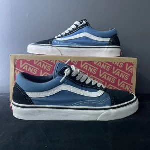Vans skor - Tja, säljer nu dessa Vans skor som näst intill i ny skick. Vid köp tillkommer även box förstås. Vid minsta lilla fundering är det bara att höra av sig :)