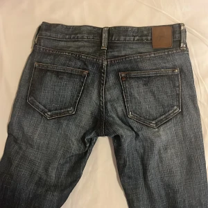 Mörkblå jeans från G-Star - Snygga mörkblå jeans från G-Star med en klassisk femficksdesign. Jeansen har en diskret tvättad look och är perfekta för en avslappnad stil. De har en knappgylf och bälteshällor för extra komfort. Dom är lågmidjade, sitter som en smeck men jag som är 180 blir dom lite korta på.