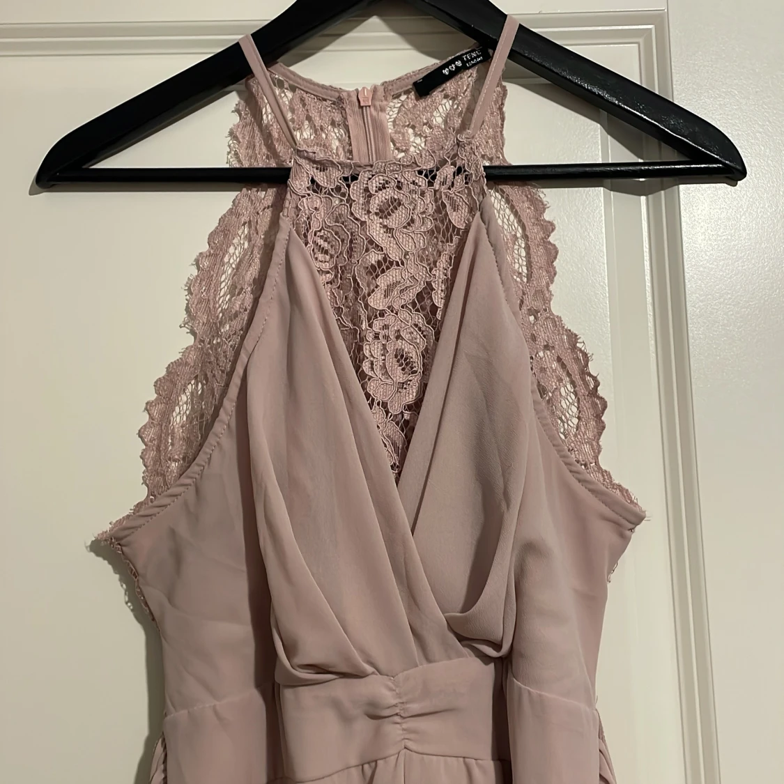 Ljusrosa klänning med spetsdetaljer