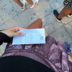 Glittrig kortkjol med volang - Snygg glittrig kortkjol i en skimrande lila nyans. Kjolen har flera lager av volanger som ger en festlig look. Perfekt för att sticka ut på festen! Mycket populär vid flera intresserade blir det budgivning 