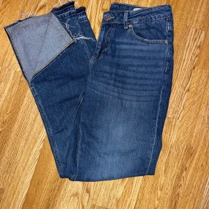 Blå jeans från Vero Moda - Snygga blå jeans från Vero Moda med klassisk design. De har en normal passform och är tillverkade i denim. Perfekta för en avslappnad stil.