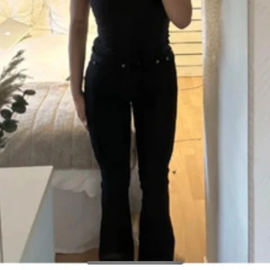 Svarta bootcut  - Super fina svarta bootcut, som aldrig är använda endast testade för bilden! Passar både xs/s, 🧡