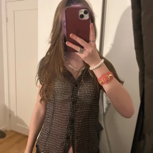 Svart topp - En svart topp som är perfekt till både vintern och sommaren. Man kan antingen klä upp den eller använda den lite mer vardagligt.