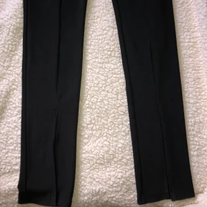 Svarta kostym byxor från Zara - Snygga svarta byxor från Zara med slitsdetaljer vid bensluten