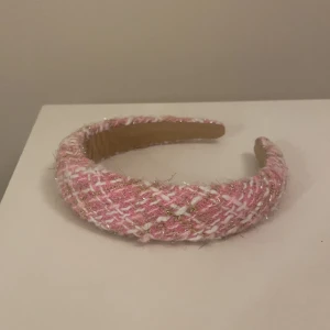 Diadem - Hej! Säljer dessa supersöta tyg diademen i rosa, blå och vit. Diademen är aldrig använda och har därav inga defekter. Dom går att matcha och styla otroligt fint och ger verkligen ens outfit en så fin detalj. Om ni har några frågor är det bara att höra av er annars går det superbra att trycka på ”köp nu”. 💖💖