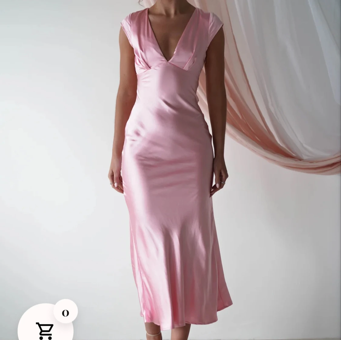 Rosa balklänning med öppen rygg