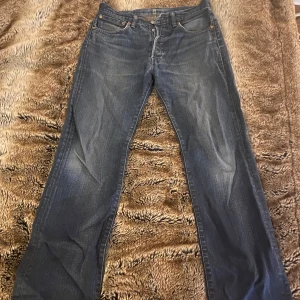 Blå jeans från Levi's - LEVIS JEANS från secondhand i Paris. Möts upp och fraktar