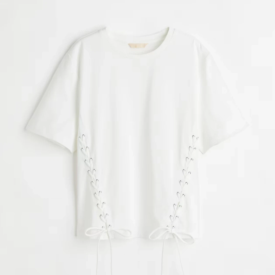 Vit t-shirt med snörning