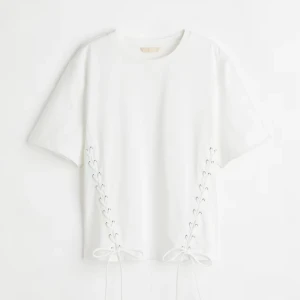 Vit t-shirt med snörning - Snygg tshirt med snörning ❣️