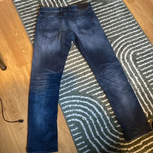 Blå jeans från Replay - Tjena säljer ett par replay grover jeans i storlek 29/32 men sitter mer som 30/30 priset är ej hugget i sten 