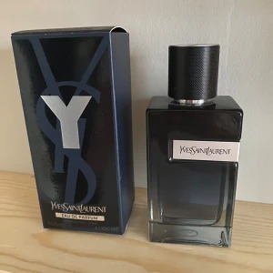 Yves Saint Laurent Y Eau de Parfum - Elegant och maskulin parfym från Yves Saint Laurent i en stilren, mörk flaska med metallisk detalj. Doften är intensiv och sofistikerad. Det är en 100 ml flaska men ca 70 ml kvar. Skriv vid minsta fundering eller för bild på mängden.