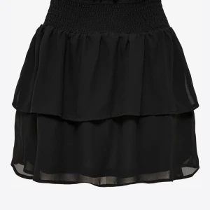 Svart volang kjol från ONLY - Jätte gullig volang kjol från ONLY. Helt oanvänd och i storlek xs.💕