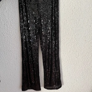 Gina Tricot Paljettbyxor - Svart paljettebyxor från Gina Tricot, köpte för 500kr. Storlek M. 