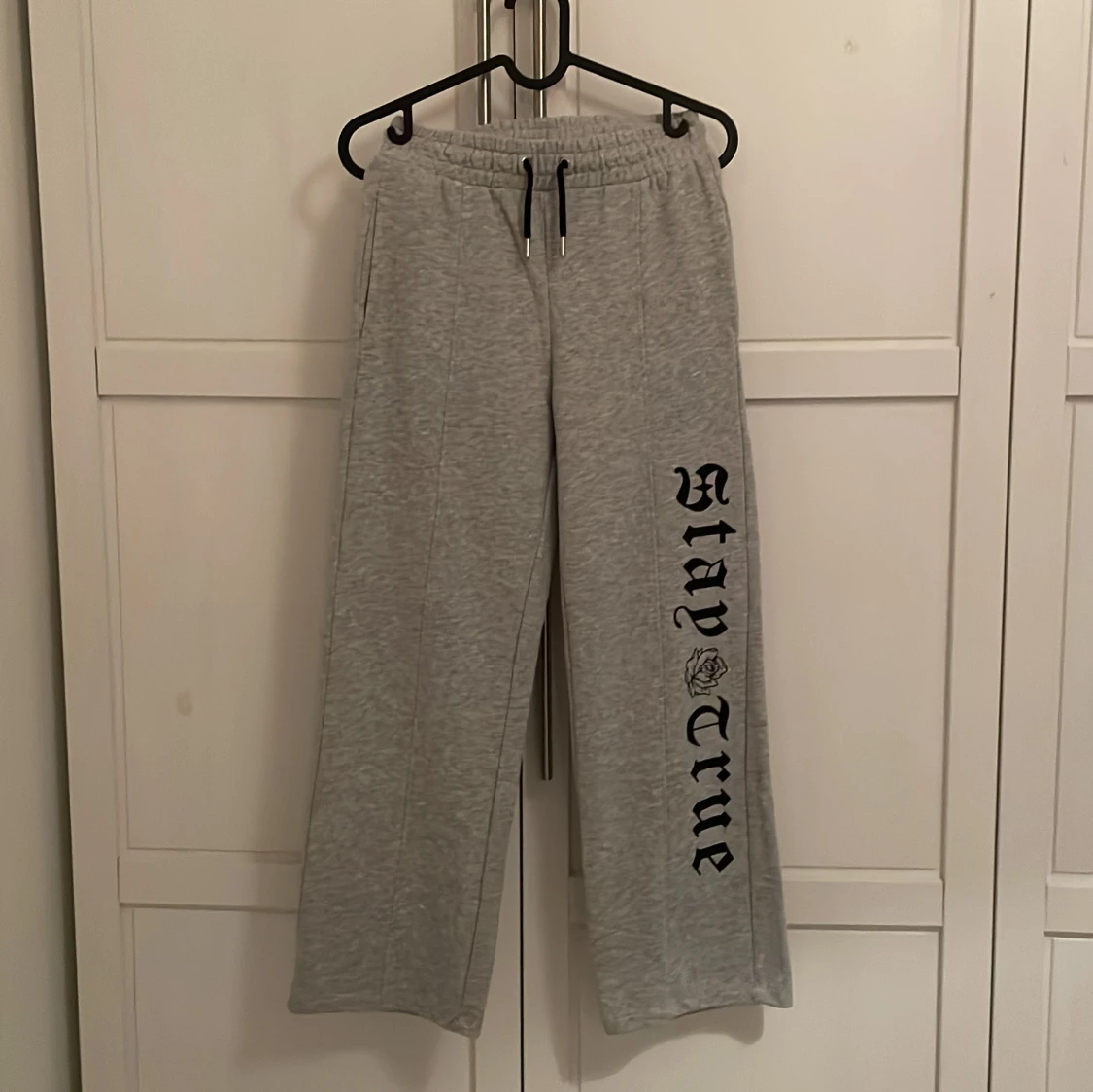 Grå mjukisbyxor med tryck