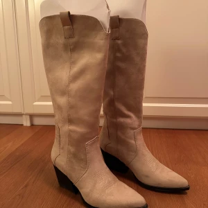 Cowboy stövlar med klack - Snygga beige stövlar i mocka med spetsig tå och klack. Perfekta för höst och vår med en stilren design. Nypris ca 800kr, inga defekter💗