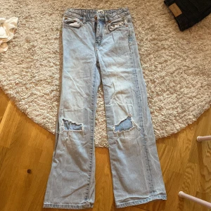 Ljusa jeans med slitningar från Boulevard Star - Säljer ett par ljusa jeans från lager 157 i storlek 140. De har hål p knäna men dom ska vara så
