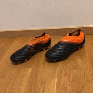 Adidas copa 20+ Elite FG/AG - Storlek 37 1/3. Svåra att hitta ute på marknaden, använda ett fåtal gånger, 8/10 skick. Pris kan diskuteras 