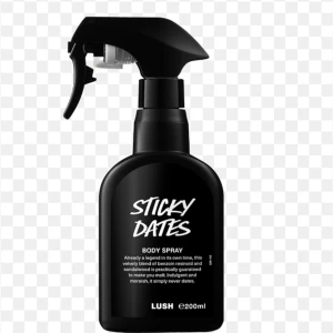 Sticky Dates Body Spray från Lush - Upptäck Sticky Dates Body Spray från Lush, en kroppsspray med en sammetslen blandning av brasiliansk rosin och sandelträ. Denna doft är skapad för att ge en lyxig och beroendeframkallande upplevelse. Flaskan rymmer 200 ml och har en praktisk sprayfunktion. Den är endast testad en gång