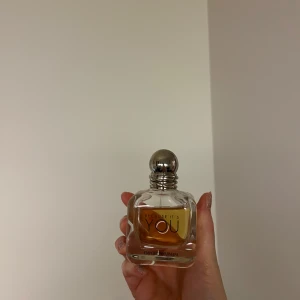 Because It's You parfym från Emporio Armani - Säljer en delvis använd parfym från Emporio Armani, 'Because It's You'. Nypris 1000 kr, i och med att den är lite använd säljer jag för 400 kr men pris kan diskuteras!