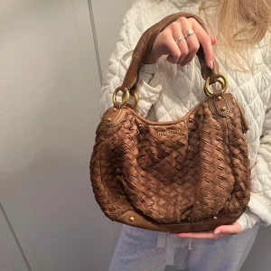 Miu Miu Brown Leather Quilted Shoulder Bag - Snygg brun handväska från Miu Miu i flätat skinn. Vintage. Köpt secondhand från Jenny Hayley för 2 månader sen. Kvitto ligger i väska.